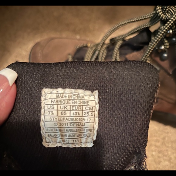 Brown Denali size 7.5 hiking boots. - Picture 1 of 4